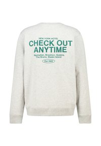 Harmaa huppari, jossa on pyöreä kaula-aukko. Takana on vihreä teksti: "NEW YORK HOTEL CHECK OUT ANYTIME" ja kaupunkien nimiä sekä "Est.1989."