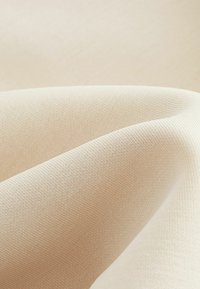 Béžová textúrovaná tkanina s mäkkým pocitom, ktorá má jemný tkaný vzor a hladký pad. Materiál pôsobí ľahko a flexibilne.
