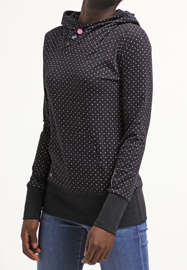 Sudadera negra con puntos multicolores, con cuello abotonado, bolsillo frontal y puños negros en contraste. Textura suave, diseño informal.