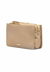 Beżowy skórzany portfel o gładkiej teksturze, z złotymi zamkami błyskawicznymi i prostokątnym kształtem. Zawiera subtelny akcent logo.