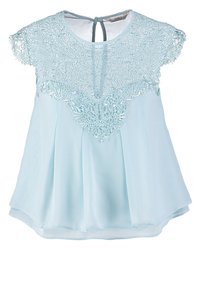 Vaaleansininen paita, jossa on pitsiyksityiskohta harteilla, laskostettu kangas ja avainaukko takana. Pehmeä ja valuva materiaali.