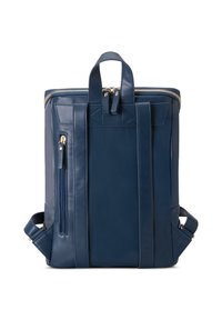 Blå läderryggsäck med dragkedjestängning, dubbla handtag upptill, sidoficka och justerbara remmar. Har rena linjer och en mjuk textur.