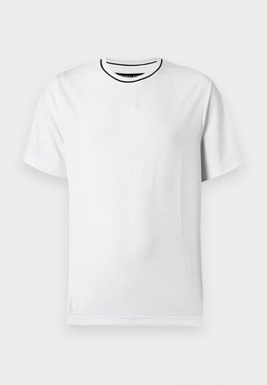 Hvit bomulls-t-skjorte med korte ermer, rund hals og svart kontrastsøm rundt kragen. Jevn tekstur med minimalistisk design.