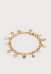 Pulsera de metal dorado que presenta una cadena enlazada con colgantes redondos claros y con patrón, incluidos brillantes cristales de imitación y discos lisos.
