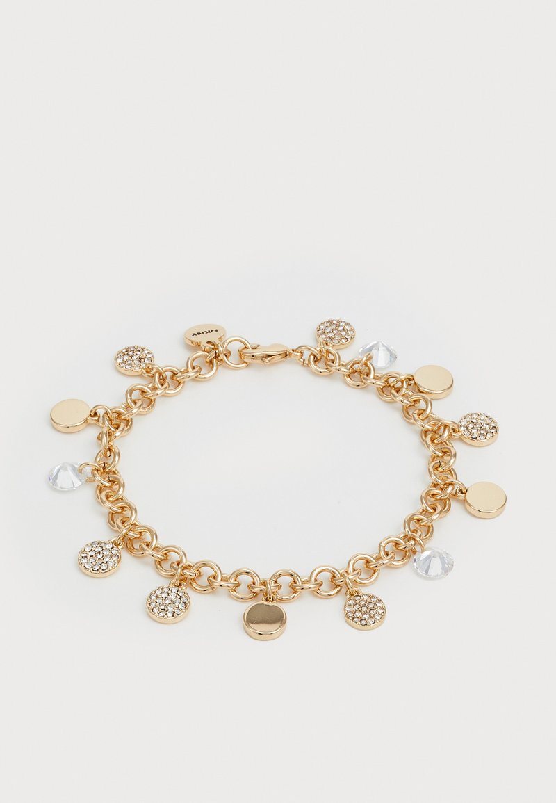 Pulsera de metal dorado que presenta una cadena enlazada con colgantes redondos claros y con patrón, incluidos brillantes cristales de imitación y discos lisos.