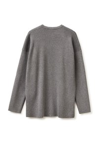 Grauer Pullover mit langen Ärmeln, aus einem weichen Strickmaterial gefertigt. Mit einem runden Halsausschnitt und einem lockeren Schnitt. Minimalistisches Design, ohne Verzierungen.