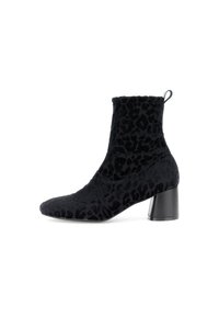Botas de tobillo con estampado de leopardo negro, fabricadas con un tejido texturizado, punta afilada y un tacón ancho negro. Cuentan con una pestaña en el reverso para ponérselas fácilmente.