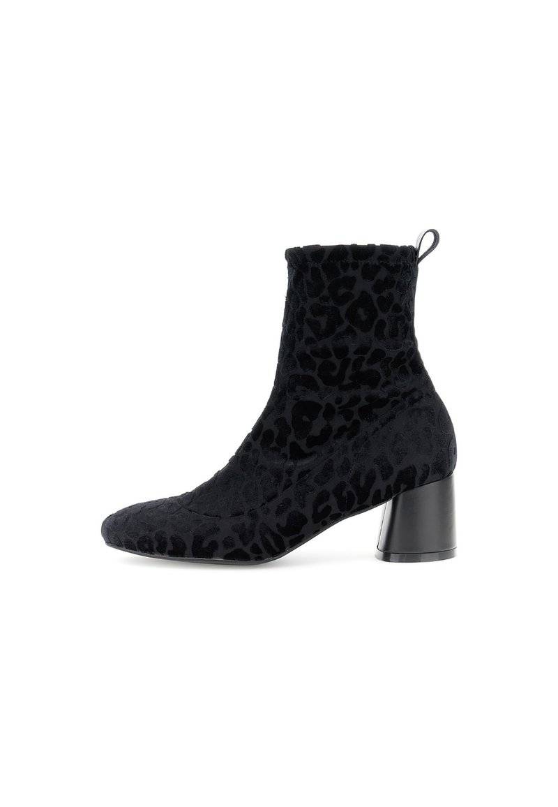 Botas de tobillo con estampado de leopardo negro, fabricadas con un tejido texturizado, punta afilada y un tacón ancho negro. Cuentan con una pestaña en el reverso para ponérselas fácilmente.