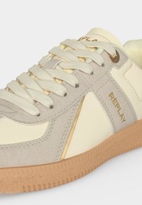 Μπεζ και κρεμ αθλητικό παπούτσι Replay με λευκά κορδόνια, πάνελ από σουέντ και δέρμα, χρυσές λεπτομέρειες και υφή στη σόλα από καουτσούκ.