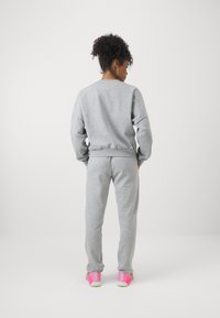 adidas Sportswear ESSENTIALS SMALL LOGO FEEL COZY OPEN HEM PANT - Calças de fato de treino - medium grey heather