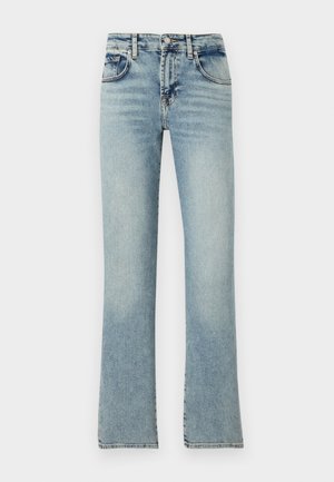 Jean en denim bleu clair avec une coupe évasée, comportant cinq poches, des passants de ceinture et une finition délavée.
