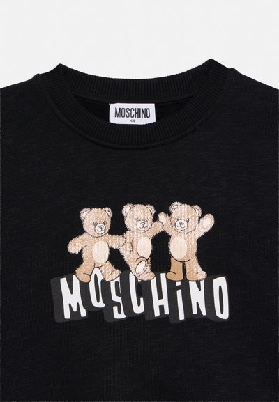 Čierny detský sveter s tromi béžovými medvedíkmi nad bielym a čiernym štylizovaným logom Moschino vpredu.