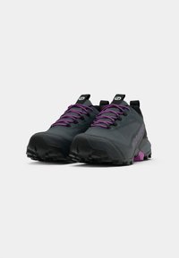 Sapatilhas de trail running em preto e cinza com cadarços e acentos em roxo vibrante, apresentando uma sola de borracha texturizada para melhor tração.