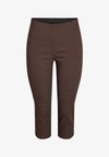NMWAYNE CAPRI PANT - Панталони - chocolate brown