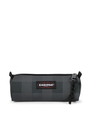 Rechthoekige donkergrijs en zwart geruite pennenzak met een rits bovenaan en een Eastpak-logopatch aan de voorkant.