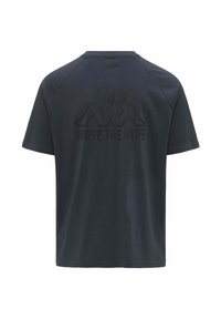 T-shirt nera in cotone con maniche corte, design raglan, caratterizzata da un grande logo stampato e il testo "ABOVE THE HYPE" sulla schiena.