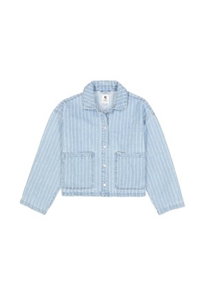 Chaqueta de mezclilla azul claro con rayas verticales blancas, presenta dos bolsillos delanteros, un cuello y cierre de botones, con mangas largas y ajuste holgado.