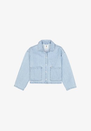 Chaqueta de mezclilla azul claro con rayas verticales blancas, presenta dos bolsillos delanteros, un cuello y cierre de botones, con mangas largas y ajuste holgado.