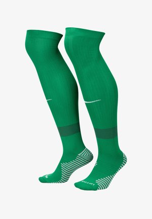 Grüne knielange Socken mit gerippter Textur, einem dunkleren grünen Band und weißen Streifenakzenten an den Sohlen. Leicht und sportliches Design.