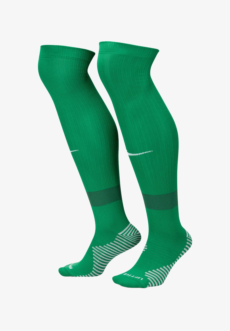 Groene kniekousen met ribbelstructuur, een donkerdere groene band en witte gestreepte accenten op de zolen. Lichtgewicht en atletisch ontwerp.