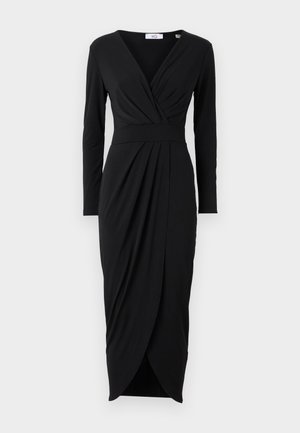 Robe noire longue avec un décolleté en V, des manches longues et un design drapé. Elle présente une taille cintrée et une fente sur le côté pour faciliter les mouvements. Tissu doux.