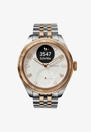 Silberne und roségoldene Smartwatch mit rundem Zifferblatt, weißem Ziffernblatt, digitalem Display, das Schritte anzeigt, und strukturiertem Gehäuse. Armbanddesign aus Metallkettengliedern.