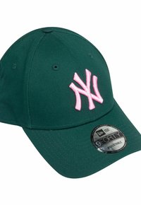 Grüne Baseballmütze aus Baumwolle, mit einem pinken gestickten NY-Logo, einem flachen Schirm und einem verstellbaren Riemen mit einem New Era Aufkleber.