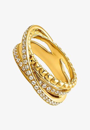 Anillo en tono dorado con bandas entrelazadas, una adornada con cristales transparentes y con un acabado texturizado en las otras bandas.