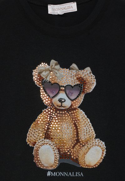 Melns T-krekls ar lāča grafiku, kas veidota no mirdzošiem rozā zelta rhinestones, kuram ir sirds formas saulesbrilles un loku.