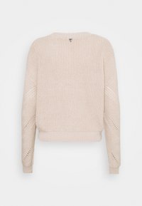 Pull en tricot beige clair avec un col rond, un ourlet court et des motifs de couture texturés sur les manches et le corps. Le dos présente une petite étiquette.