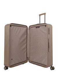 Valise rigide en or rose avec surface texturée, double fermeture éclair et tissu intérieur à motifs. Elle est équipée de quatre roues et d'une poignée rétractable.