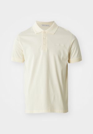 Camiseta polo em amarelo pálido, feita de algodão suave. Apresenta um colarinho clássico, placket de três botões e mangas curtas. Logótipo da marca discreto no peito.