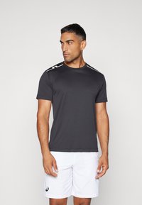 Herrarnas t-shirt med kort ärm i mörkgrått, tillverkad av fuktavledande material, med vita detaljer på axlarna.