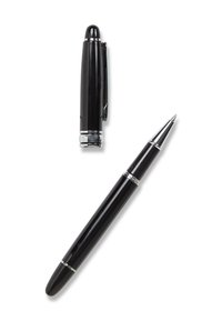 Fekete golyóstoll és kupak, króm részletekkel, letisztult dizájnnal, sima felülettel és hegyes heggyel.