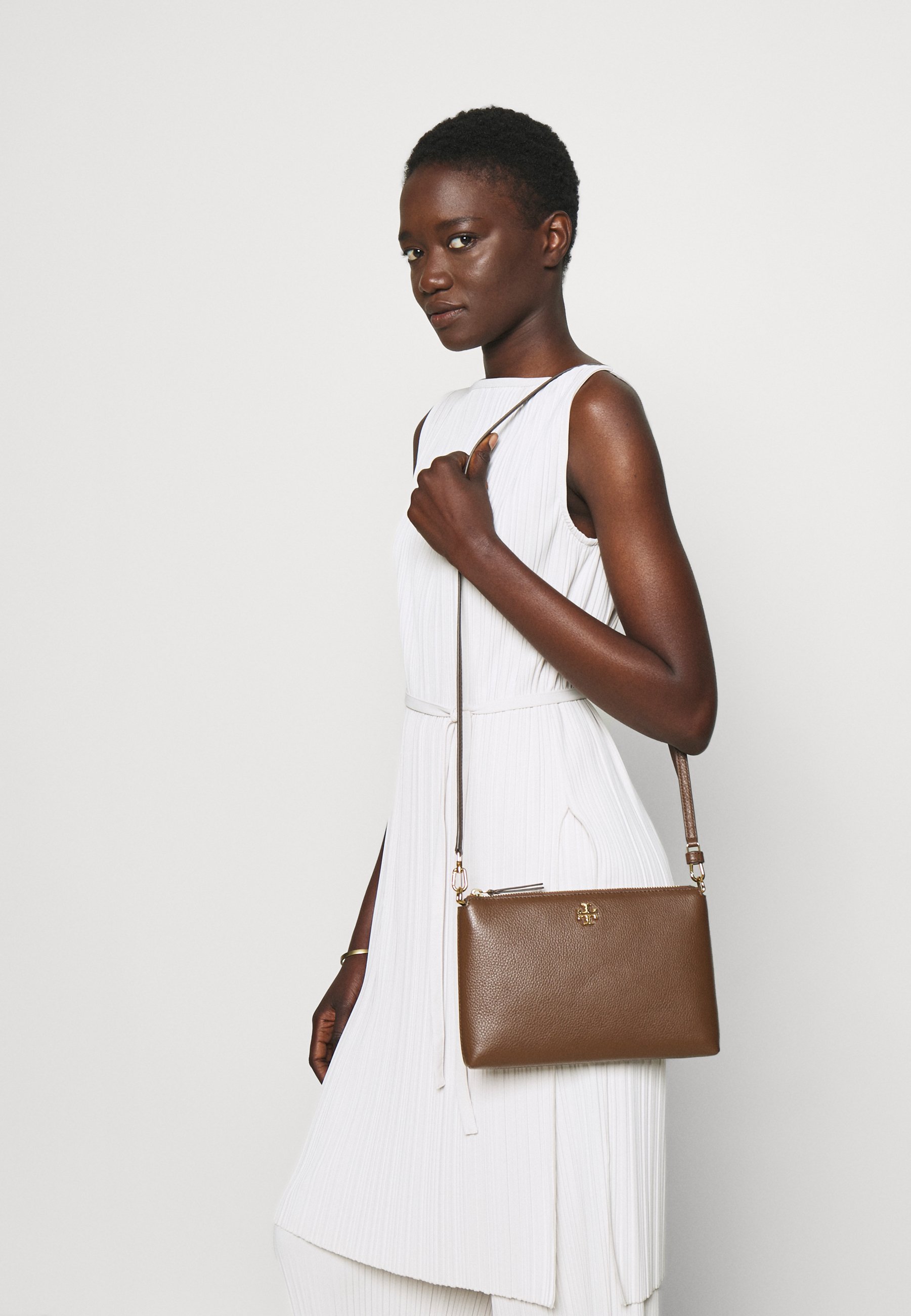 Total 61+ imagen tory burch kira pebbled leather topzip crossbody bag