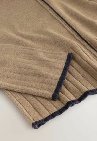 Strickpullover aus beigem Wolle mit Rippstruktur. Mit marineblauem Besatz am Kragen und an den Bündchen. Weicher Stoff mit horizontalen Details.