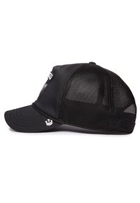 Gorra negra con un panel frontal sólido y parte trasera de malla, visera curvada y acentos de logo en el frente y los lados. Diseño ligero y estructurado.