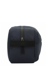 Bolsa de nylon impermeable en color azul marino, con forma rectangular, cierre de cremallera en la parte superior y una correa tejida negra en el frente. Presenta un logo de la marca.