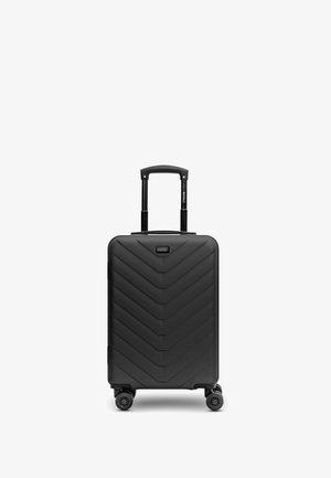 Schwarzer Hartschalenkoffer mit einem teleskopischen Griff und vier Drehrollen, der diagonale Chevronmuster auf der Frontseite aufweist.