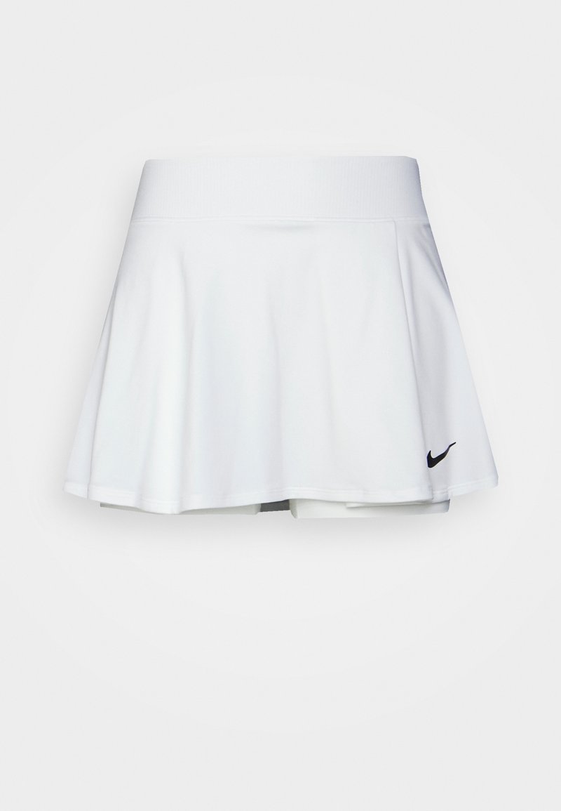 Falda deportiva blanca con un diseño A-line fluido, cinturilla elástica y discreto logo negro de Nike en el lado izquierdo. Textura de tela suave.