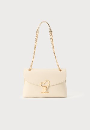 Borsa beige in ecopelle con patta curva, tracolla a catena dorata e chiusura a forma di cuore con la scritta "LOVE MOSCHINO" sotto.