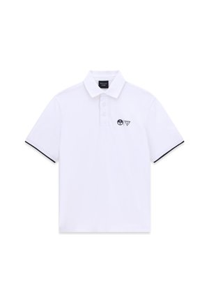 Biała koszulka polo z krótkim rękawem, kołnierzykiem, trzema guzikami, czarną lamówką na rękawach oraz małym czarnym logo NS i GUESS po lewej stronie klatki piersiowej.