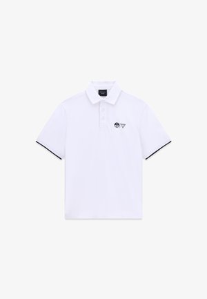 Biała koszulka polo z krótkim rękawem, kołnierzykiem, trzema guzikami, czarną lamówką na rękawach oraz małym czarnym logo NS i GUESS po lewej stronie klatki piersiowej.