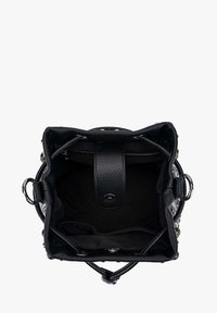 Borsa a mano in pelle nera con finitura testurizzata, apertura superiore e chiusura centrale magnetica. Interno con fodera in tessuto nero e tasche.