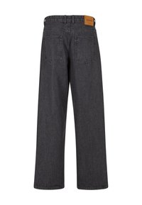 Videben slags denim jeans i mørkegrå, med en tan lær etiket på baksiden, fem lommer og en ren, glatt tekstur.