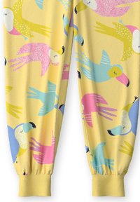 Geel stof joggers met een kleurrijk vogelpatroon in roze, blauw, groen en wit, voorzien van elastische boorden en een zachte textuur.