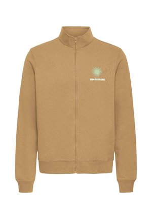 Sweat-shirt zippé couleur chameau avec col montant, poignets et ourlet côtelés, et un petit logo soleil avec le texte "SUN SEEKERS" sur le côté gauche de la poitrine.