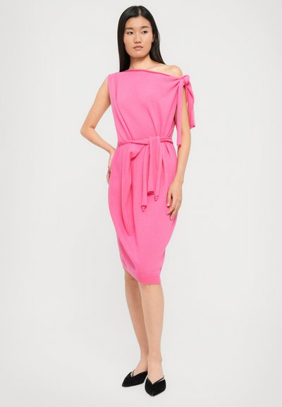 Rochie tricotată roz cu un design cu un umăr, detaliu legat la umăr și o curea asortată. Textură moale, lungime până la genunchi și tiv ajustat.