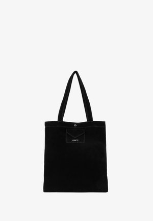 Sac fourre-tout en daim noir avec deux poignées, un bord supérieur cousu et une petite poche à rabat portant une marque sur le devant. Texture lisse.