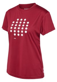 Punainen urheilupaita, joka on valmistettu kevyestä kankaasta. Siinä on valkoisia pisteitä ja pieni logo. Lyhyet hihat ja pyöreä kaula-aukko.